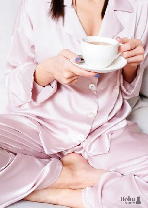 Pijama bohemio Corinne de satén en azul, plata, rosa y champán.